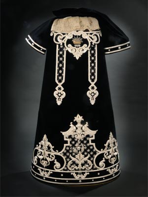 Saya bordada en plata